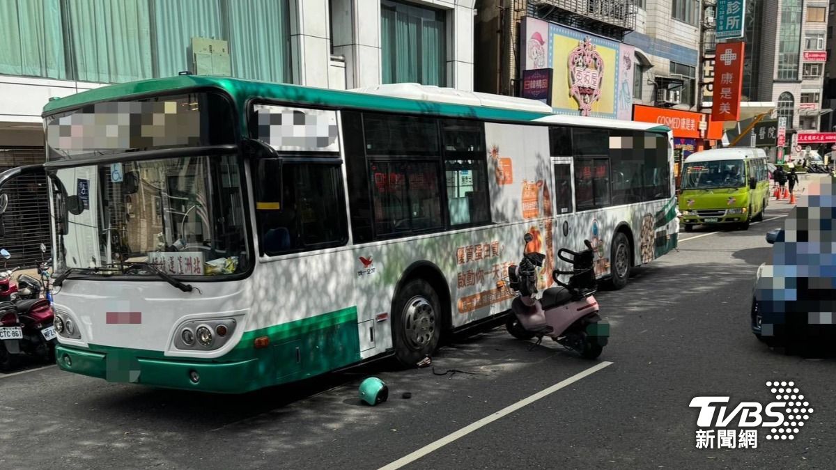 女騎士與轎車擦撞!捲進公車底 輪胎「差幾公分」險遭輾頭