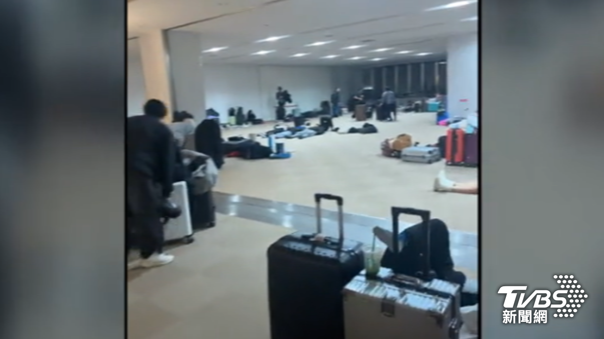 北海道暴風雪癱瘓交通!台旅客錯過班機「多噴3萬」機場打地鋪