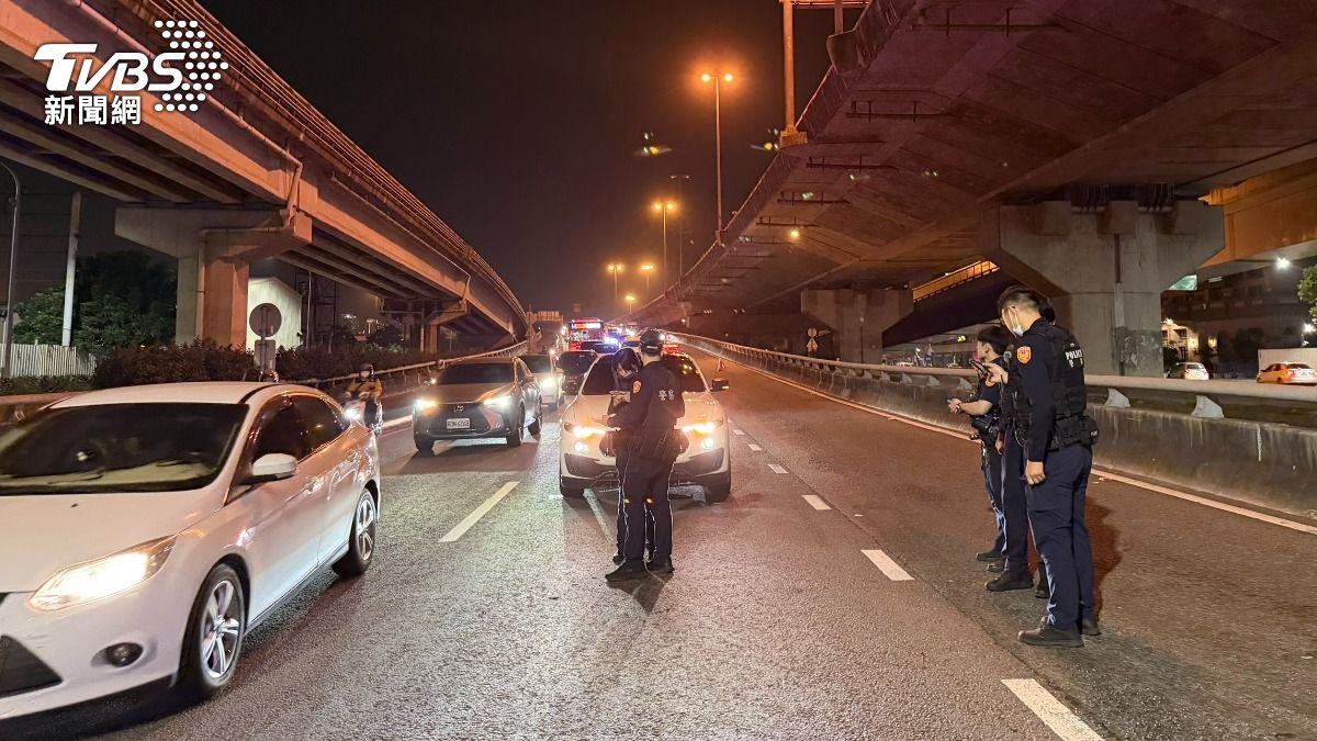 快訊/高雄夜不平靜!可疑車拒檢撞警車 遭「轟15槍」逃離