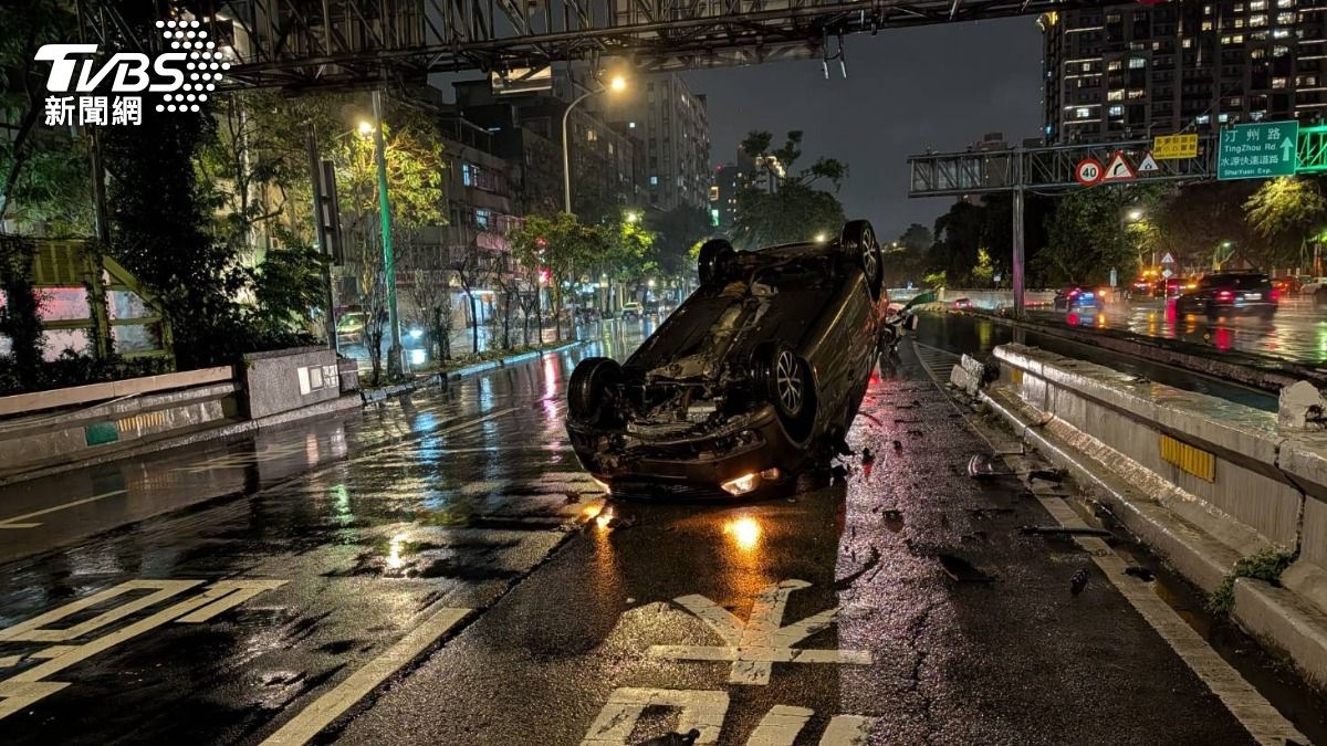建國高架匝道口翻車!北市75歲翁擦撞 「仰天」骨折
