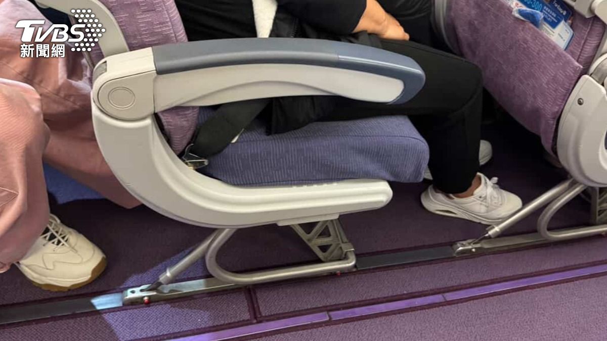 獨/泰國返台班機「座位下撿到美工刀」 乘客全下機重新檢查