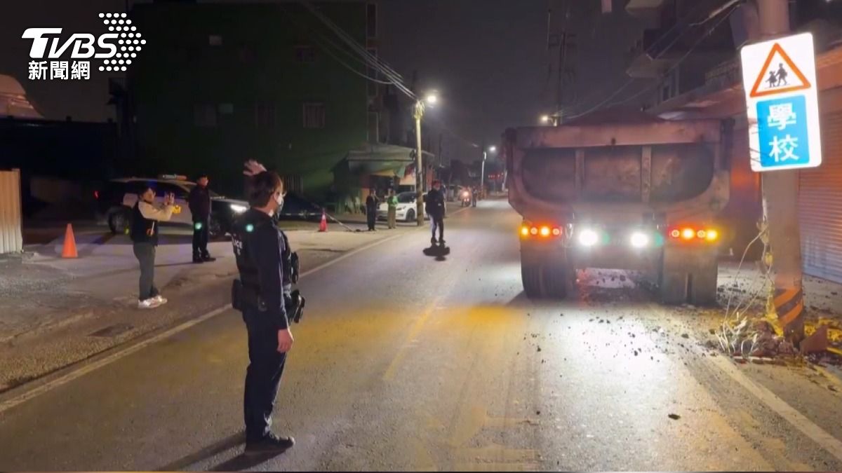 有片/高雄曳引車駕駛恍神!猛撞高壓電桿險衝民宅 19噸超載挨罰