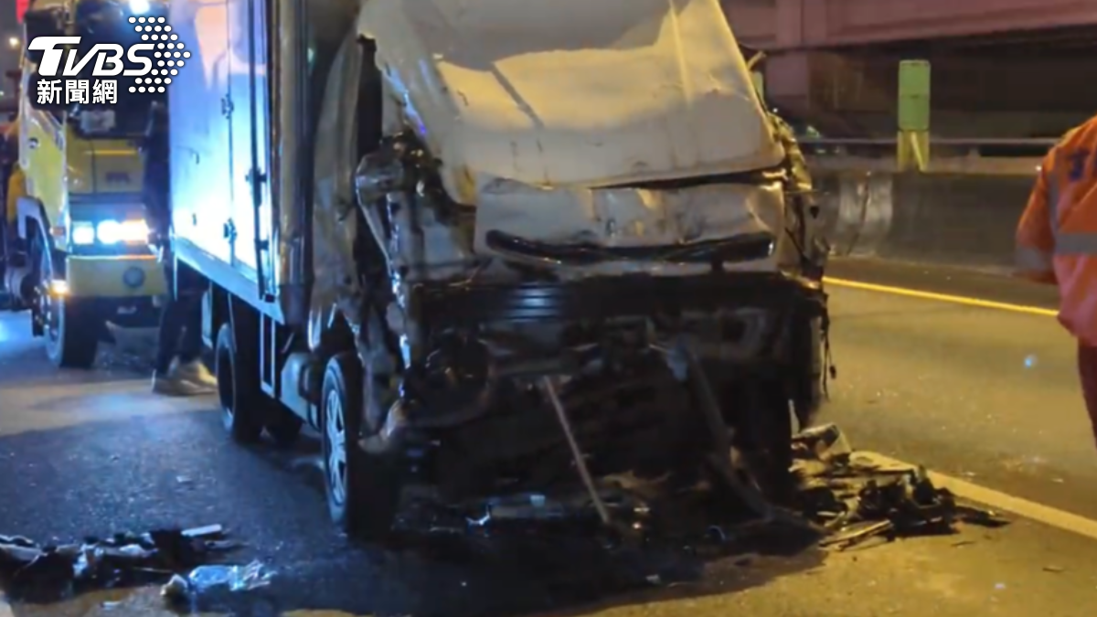 國1圓山段3車追撞!小貨車駕駛「看手機」猛撞 車頭扁爛夾斷腿