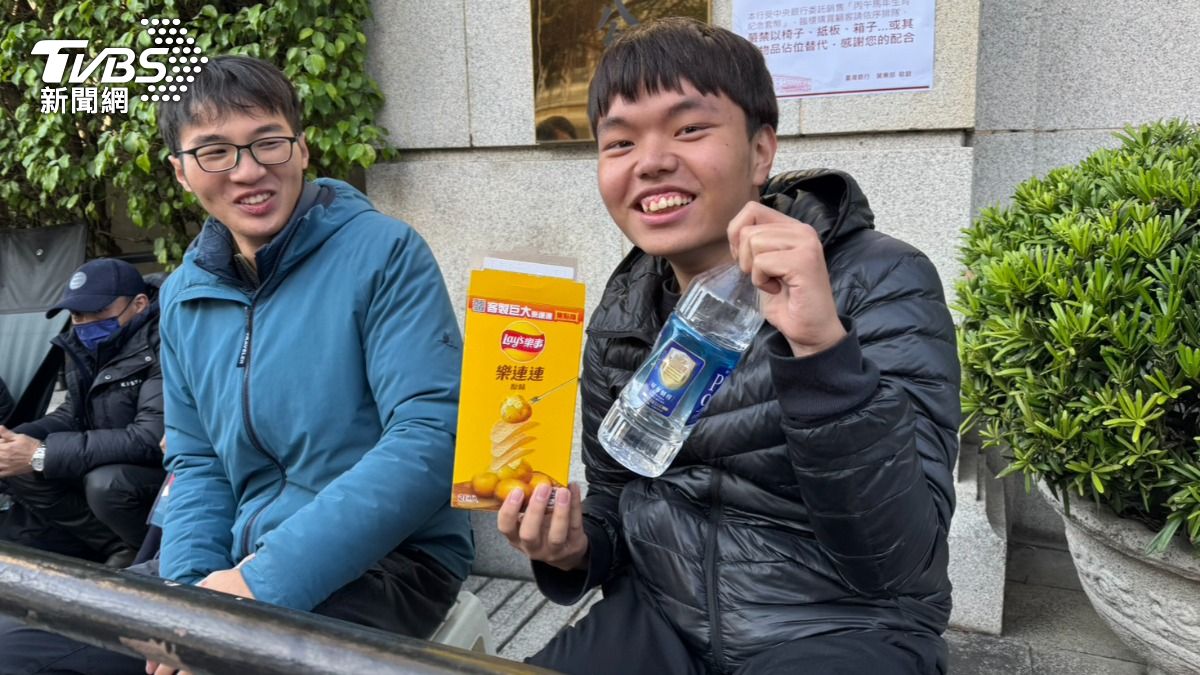 直擊/馬年套幣史上最貴搶購爆人潮 大學生「凌晨1點」奪頭香