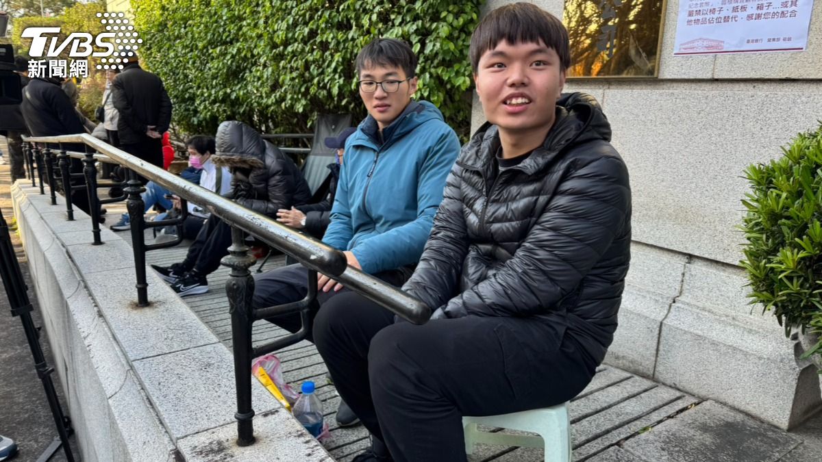 圖／大二的莊同學、許同學凌晨一點就來排隊買馬年套幣，自備椅子和零食。（TVBS 提供）