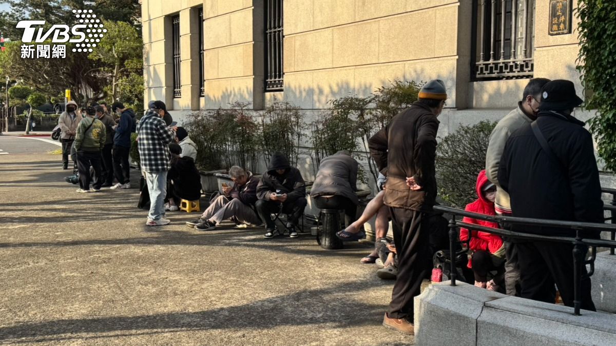 圖／馬年套幣今臨櫃開賣，台銀總行今天一大早就出現爆滿人潮。（TVBS 提供）
