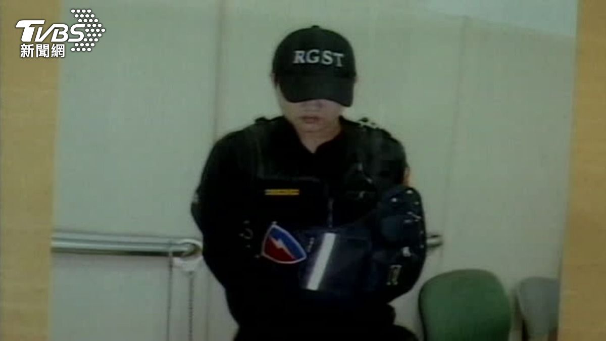 張美阿嬤兒子挨轟「巨嬰」黑歷史曝 17年前扮警勒索錢莊