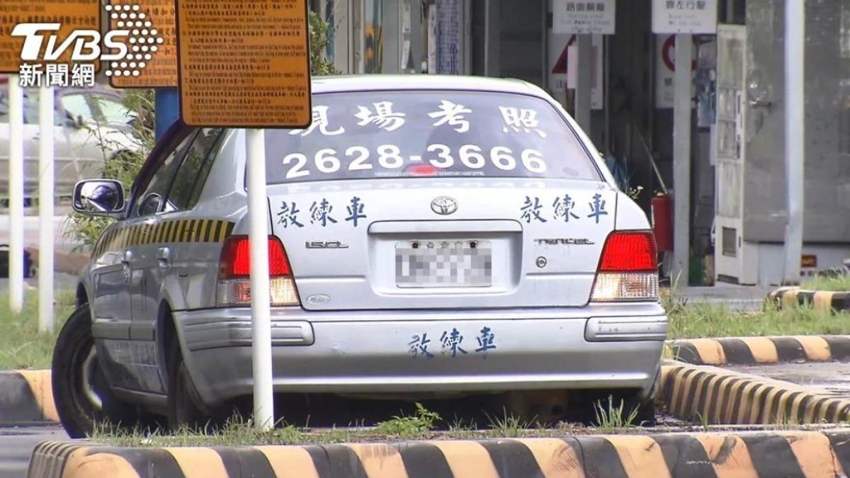 大賣場「魔鬼彎車道」驚見教練車!網讚:學員不會是三寶