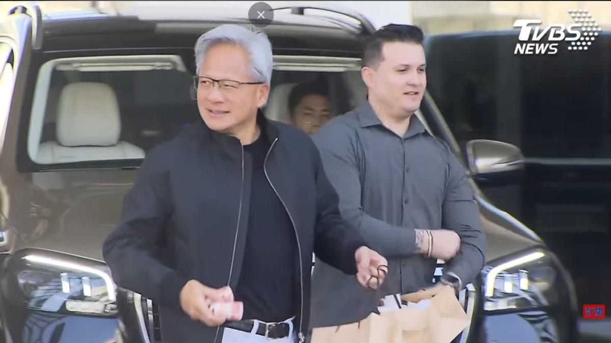 快訊/黃仁勳又來台了!現場發養樂多、三明治 笑喊「我也要一瓶」