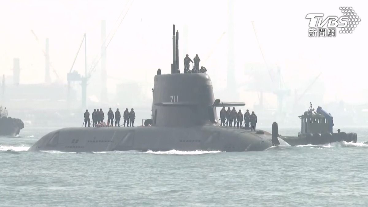 海鯤號首潛測試登場!軍事迷清晨南下見證 高喊「加油」力挺