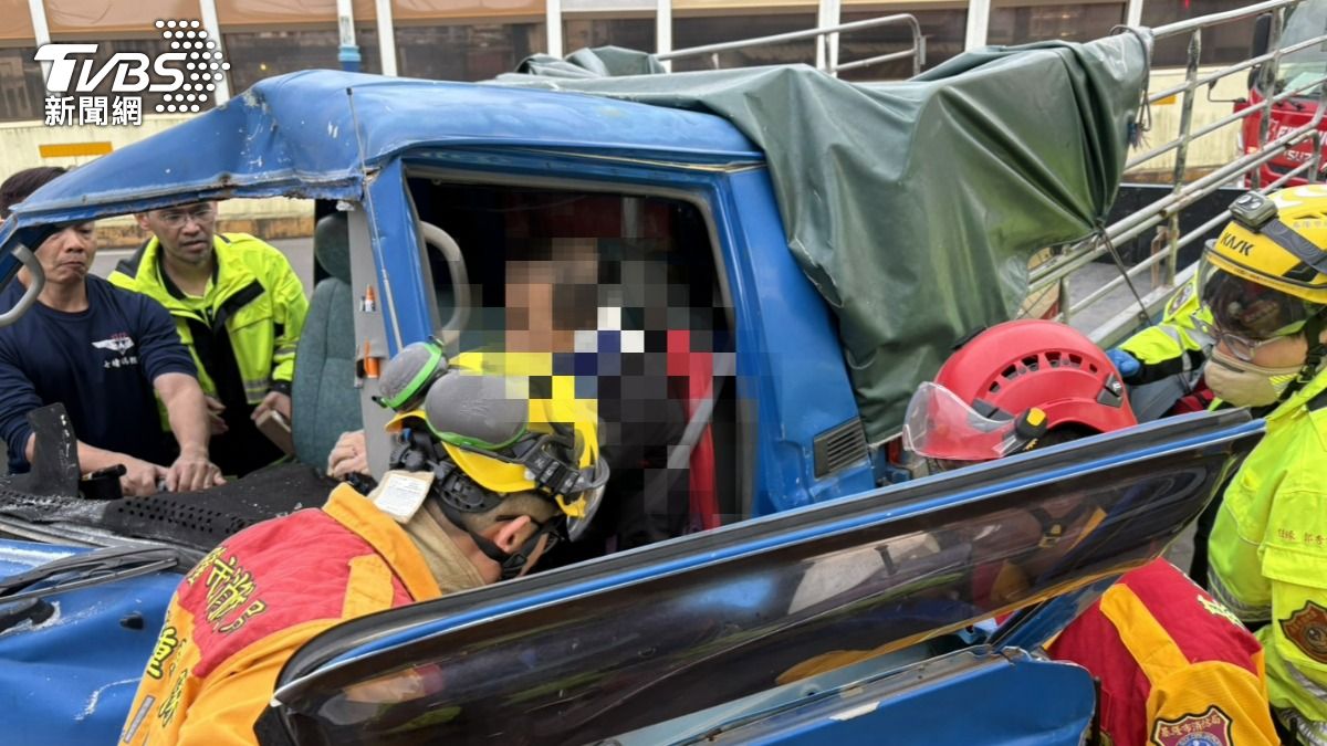 快訊/基隆3車連環撞!發財車司機遭夾困 東岸高架口大癱瘓