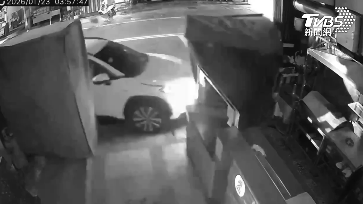 獨/運將「撞攤肇逃」!辯車上有載客 2業者控:人間蒸發