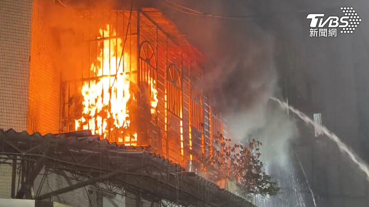 電線走火!萬華公寓暗夜竄惡火 15住戶睡夢中驚醒逃命