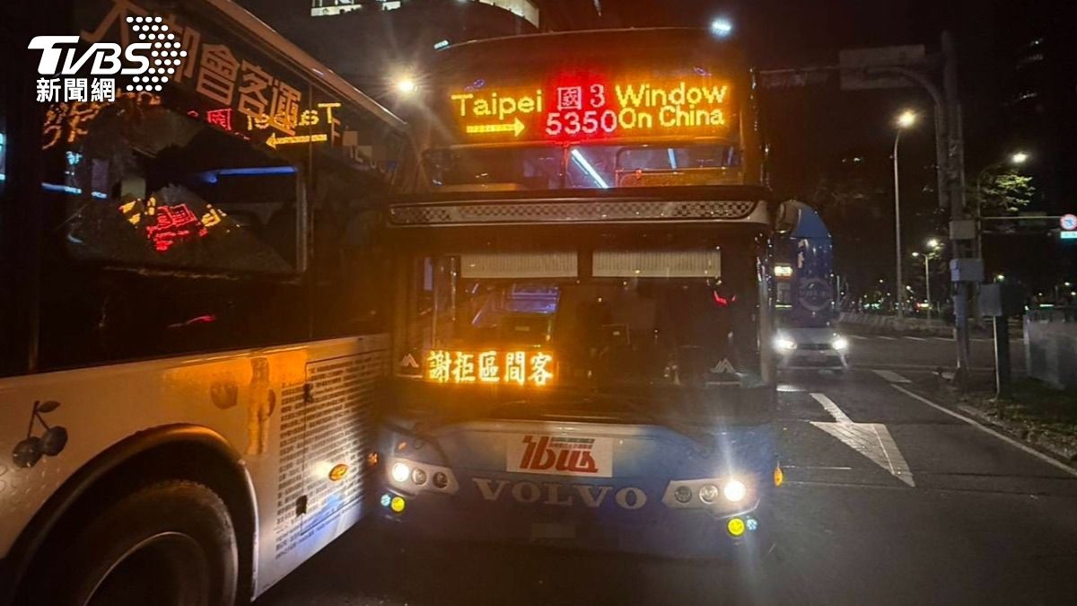 北市敦化南路「公車互撞」!車身碎裂毀損 嚇壞4乘客