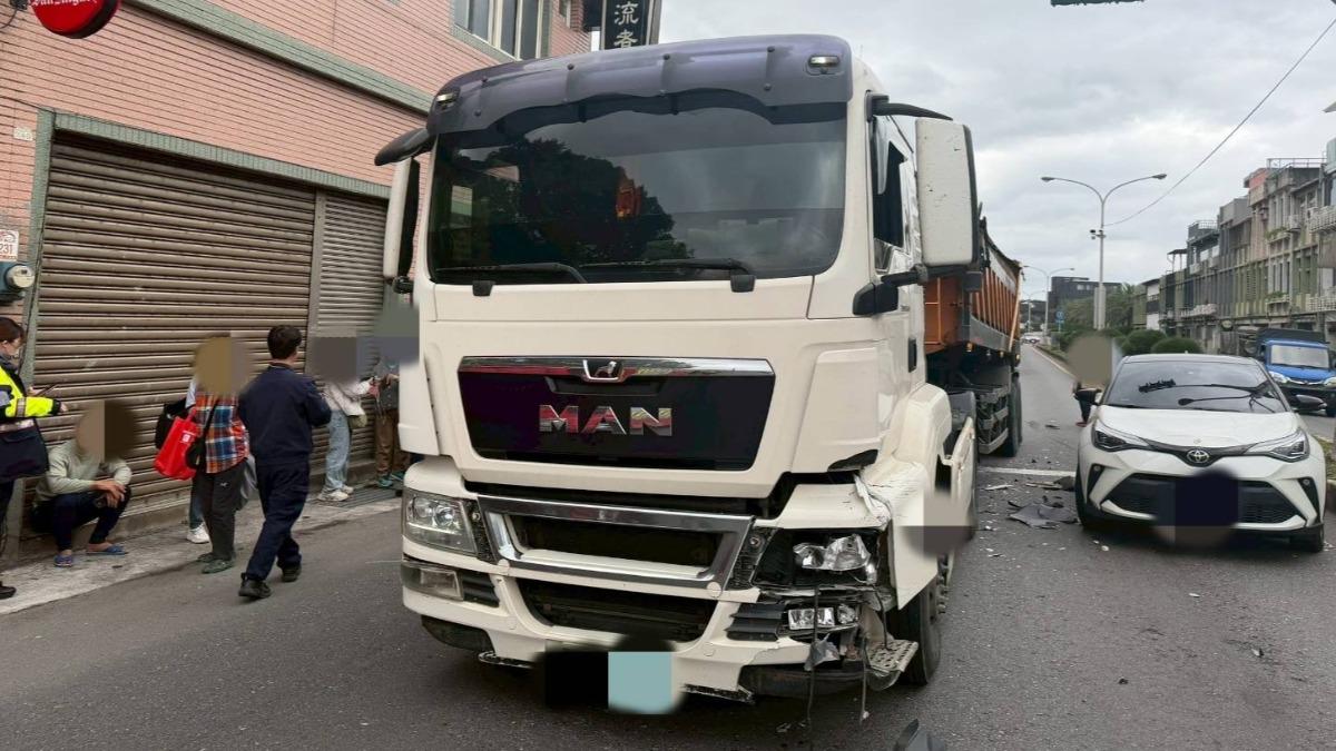 路口車禍驚魂!曳引車竄出車道刷2車中間 2人送醫