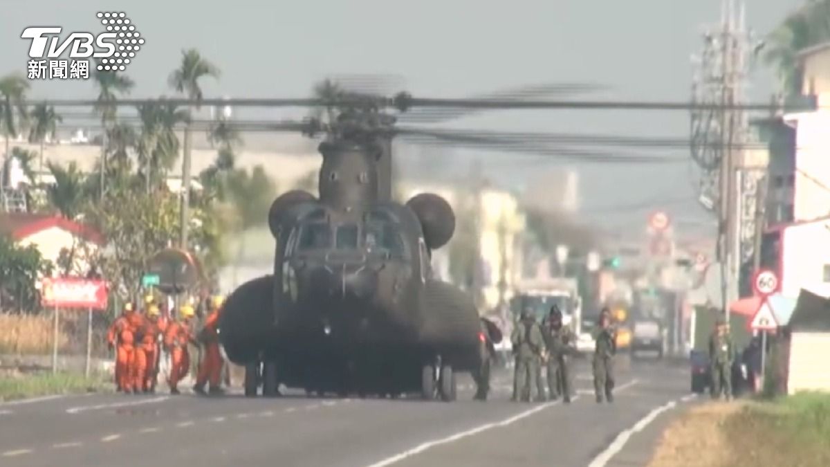 空特高空跳傘演練! 傘兵萬呎躍下 直升機降馬路「攔車接駁」