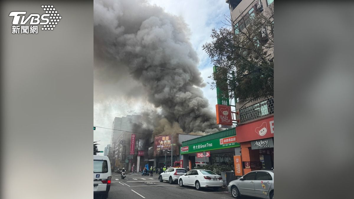 快訊/快關窗!台中家具行嚴重火警黑煙猛竄 一旁緊鄰加油站