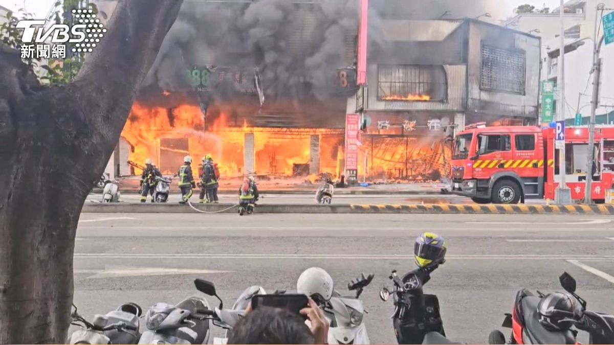 台中崇德路「7店面燒成火海」！濃煙狂竄　消防急封路灌救