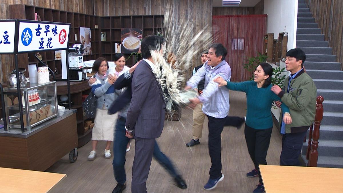 八點檔大型衝突現場!洪都拉斯氣炸「豆渣洗臉」 吳皓昇超狼狽