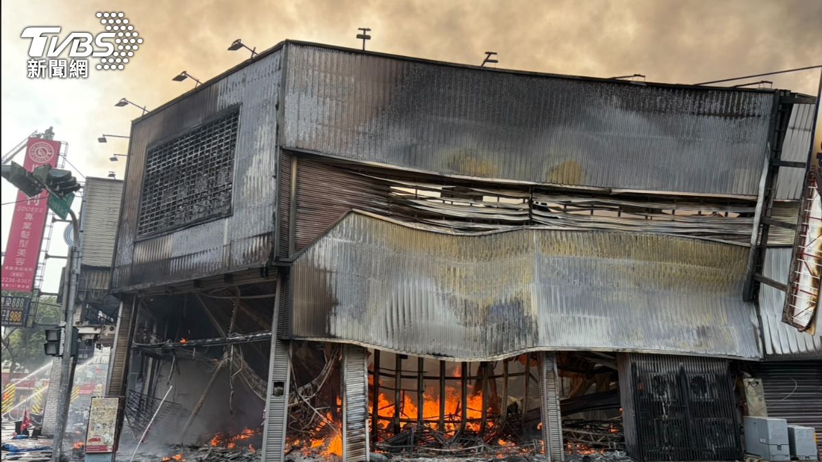 台中大火已燒8間店!隔壁加油站「斷油人全撤」空污警戒範圍曝