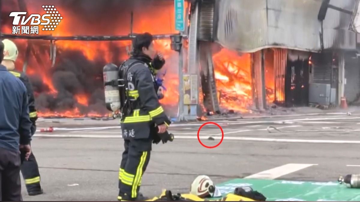 台中北屯惡火吞9店! 「像電影場景」火燒連棟 小老鼠竄逃畫面曝