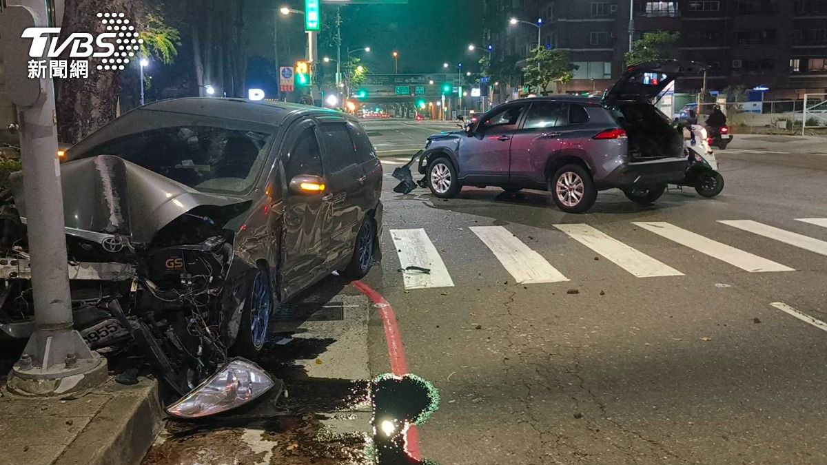 有片/左轉車搶快闖禍!高雄深夜車禍2傷 女乘客抱法鬥嚇壞
