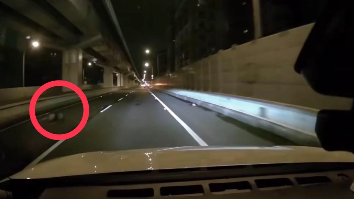 學霸被丟包台64遭4車輾碎亡 第5車驚險閃過內側視角曝