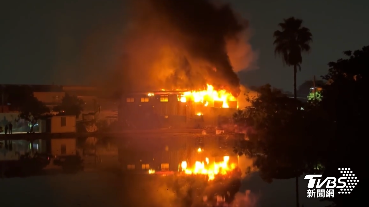 嘉義水上鄉暗夜天空燒成一片紅 頻傳爆炸聲「三連棟民宅」陷火海
