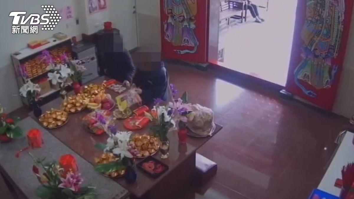 大膽!雙胞胎兄弟闖土地公廟 「聯手搜刮供品」全被拍