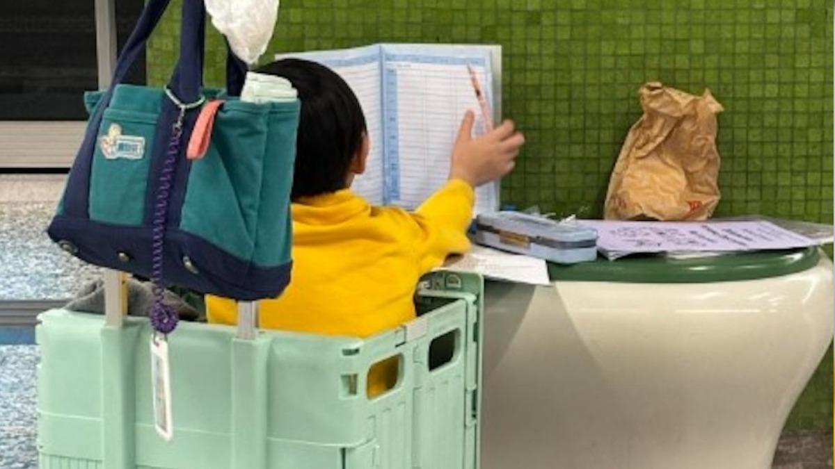 月台變安親班?小學生「坐推車」趕功課 網見這幕心酸家長挨轟