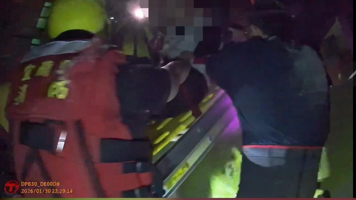 酒醉男深夜大鬧宜蘭社區 警消摸黑鑽涵洞「追50公尺」逮人