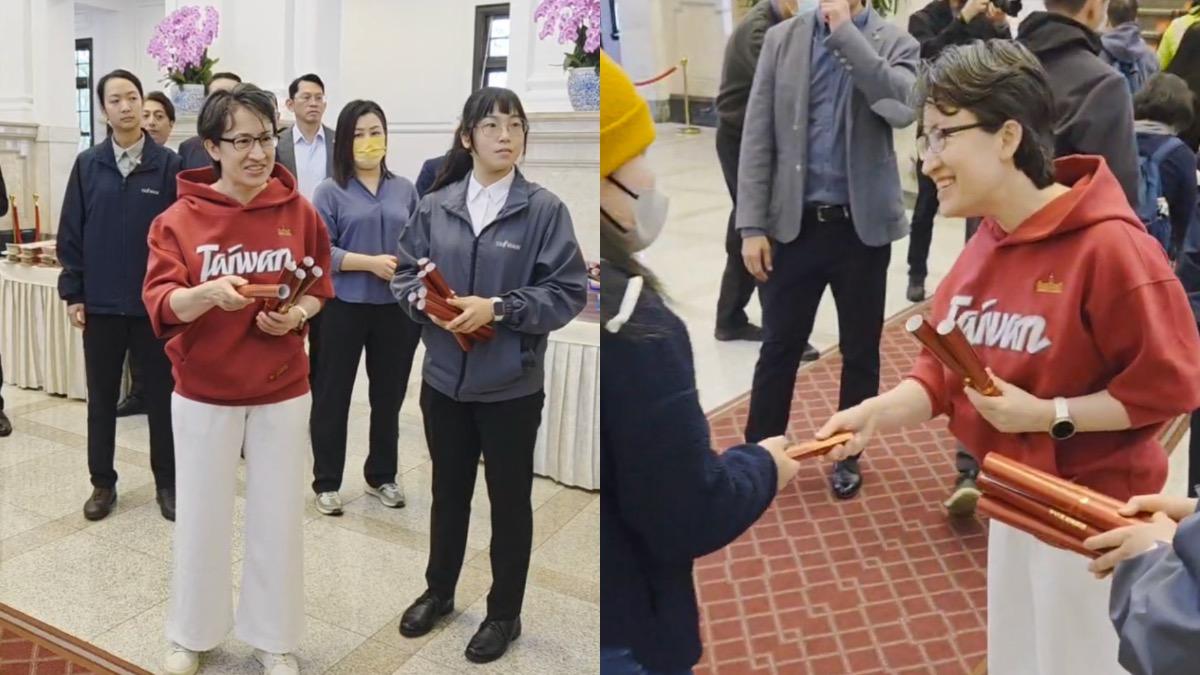 馬年到!蕭美琴現身總統府發春聯 排隊民眾嗨穿同款帽T