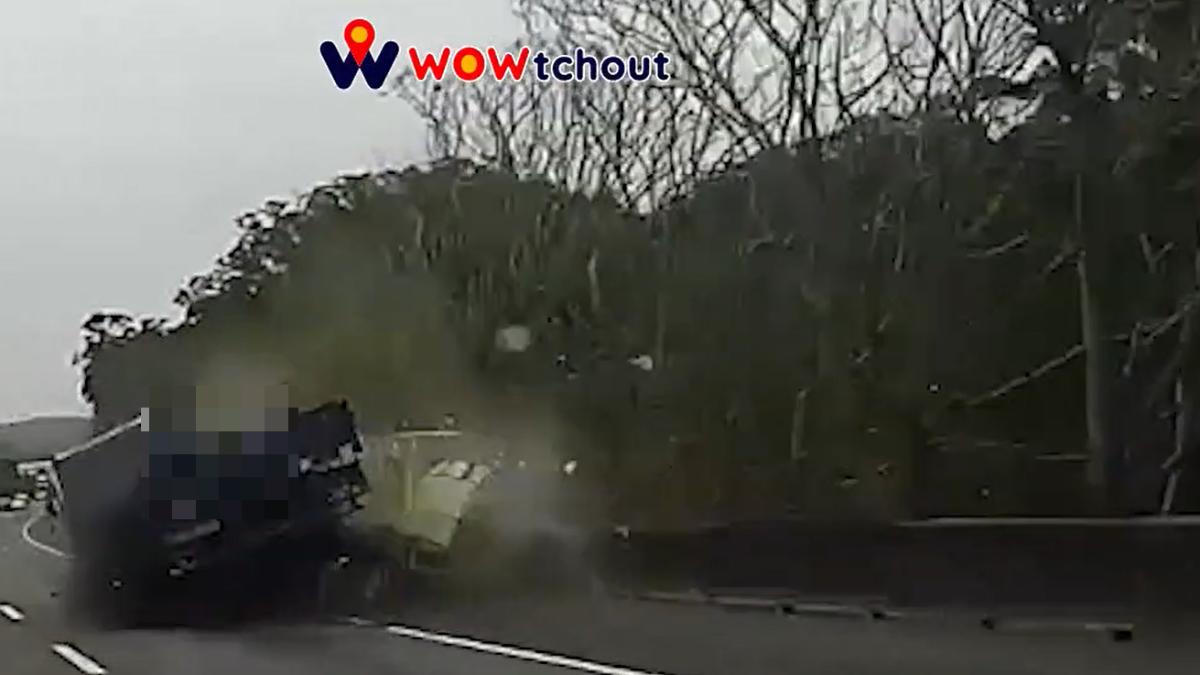 有片/大貨車右偏路肩夾死下車男駕駛 疑恍神驚悚瞬間曝