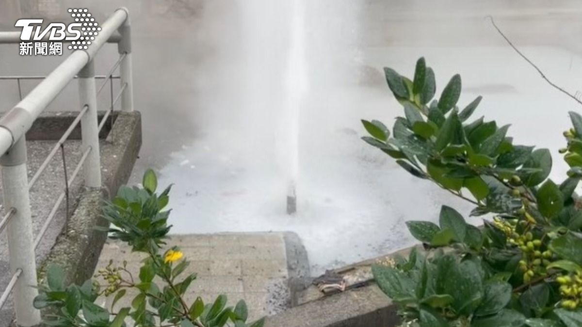 萬里公共浴池驚現「噴泉奇觀」!鑽探挖破水脈 90度熱泉噴6公尺高