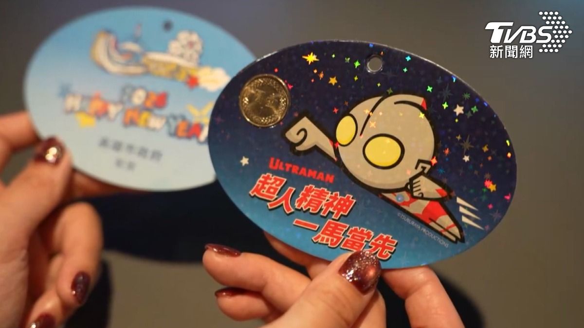 春節限定! 高雄超人力霸王紅包掀排隊潮 民眾搶簽名沾喜氣