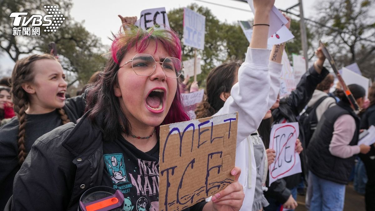 全美46州反ICE抗議! CNN記者被辣椒水波及 咳到播報中斷