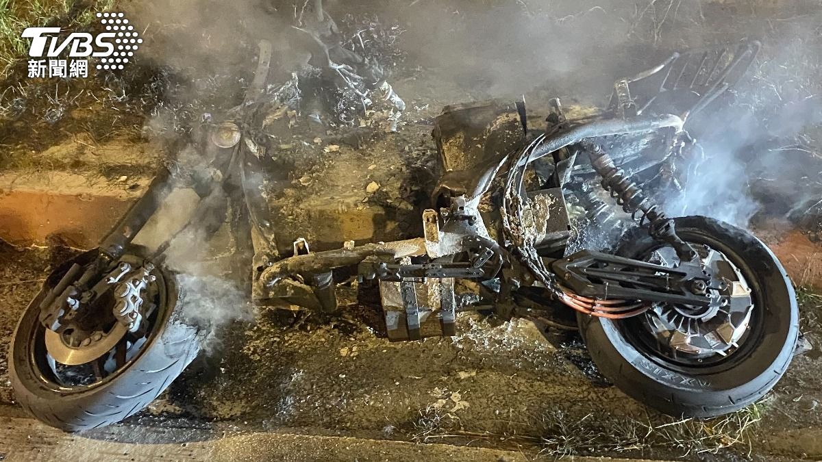 電動二輪車騎一半「秒變火球」!濃煙狂竄燒成廢鐵 騎士急求助