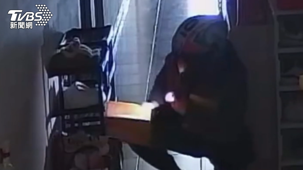 酷澎外送員「徘徊走廊翻鞋櫃」!女住戶驚調監視器 懷疑想行竊報警