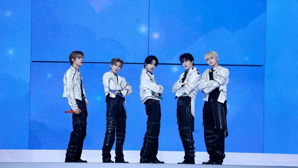 直擊/TXT花車繞場寵粉!然竣中文示愛「想你們了」 2.5萬人全融化