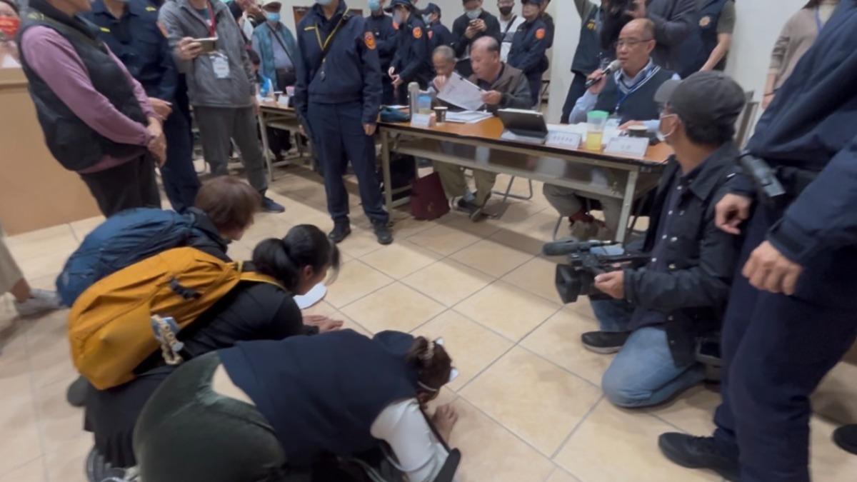 悲戚!南投名間「茶園擬蓋焚化爐」 民眾下跪求停會:放過茶鄉