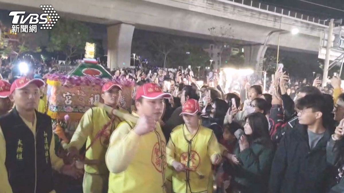 三媽祖同框逛大慶夜市!鑾轎穿梭攤販 民眾搶拍擠爆通道
