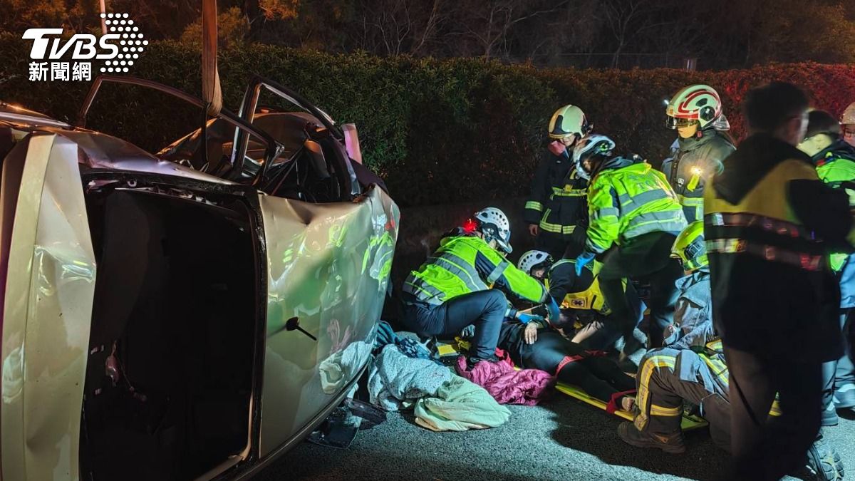 快訊/國3深夜5車追撞!轎車側翻人卡車內 1人命危