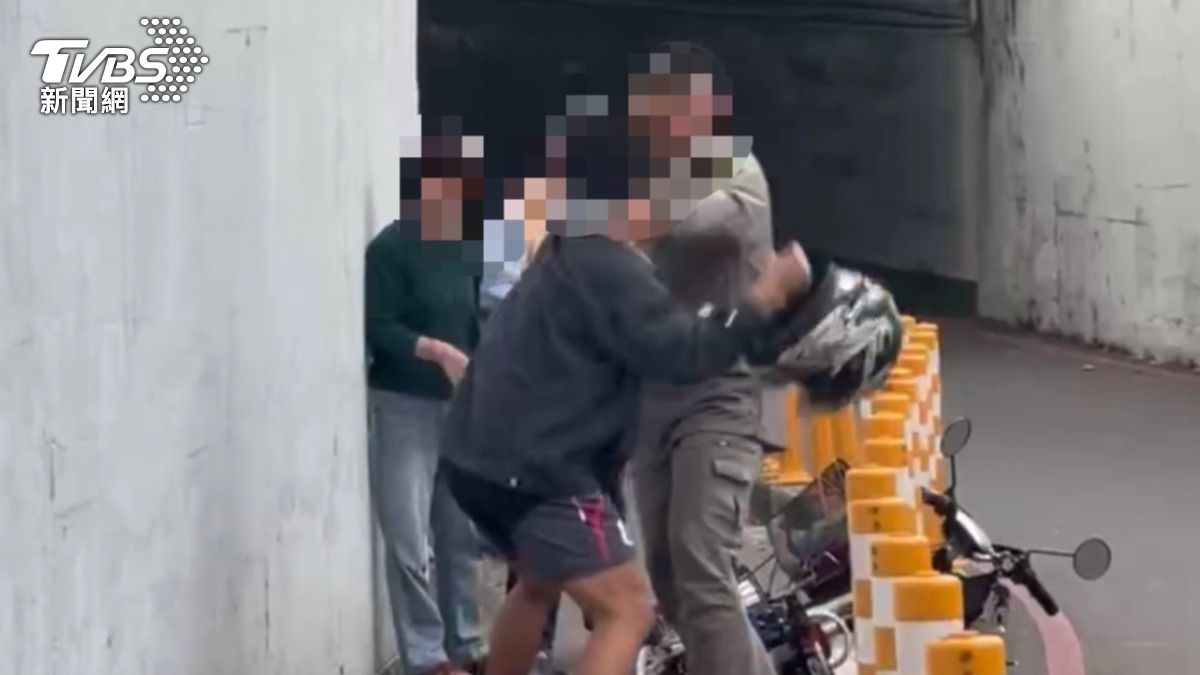 高雄男騎車逆向人行道撞老夫婦還揮拳 大學生見義勇為鎖喉制伏