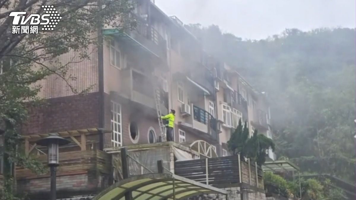 基隆七堵民宅火警「濃煙直竄天際」 2人受困急揮手被救出