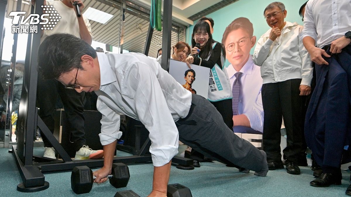 新北競總成健身房! 黃國昌穿襯衫現場大秀伏地挺身、撐雙桿
