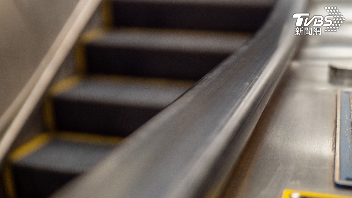 北捷男手扶梯要對方靠左讓道 他回「下次走樓梯」爆衝突下場曝