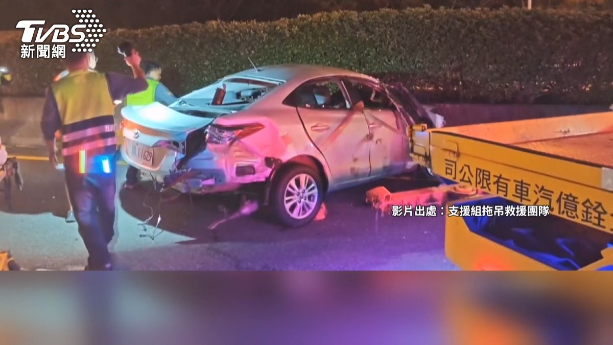 疑恍神釀禍!21歲男國道追撞 銀車「猛撞廂型車後翻覆」1死1重傷