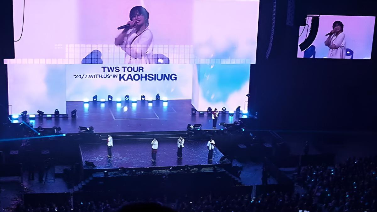 TWS高雄演唱會突停電!音響靜默舞台黑暗 粉絲手電筒救場