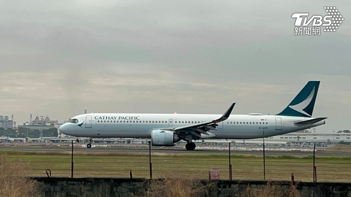 有片/高雄飛香港國泰班機「引擎壓力異常」 消防車緊跟待命