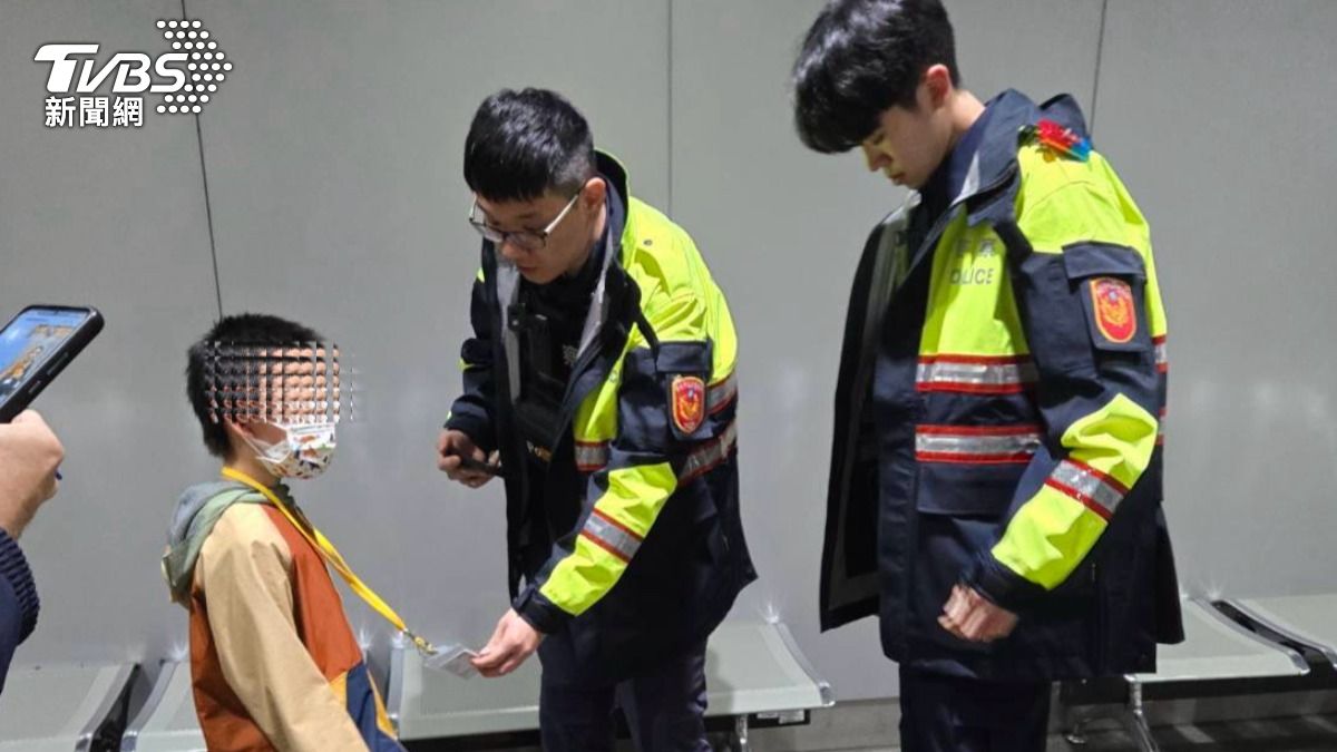 機捷迷途!8歲男童「雨夜獨自候車」 末班車已過警開車送回家